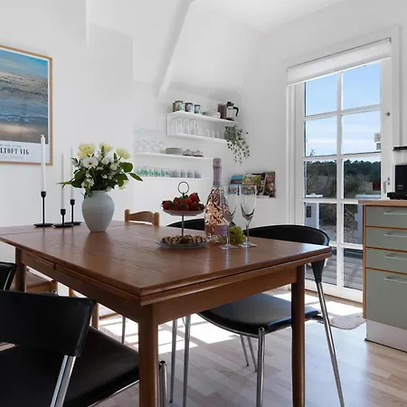 Rent A Charming And Well-maintained With A Beautiful Sea View In 度假居